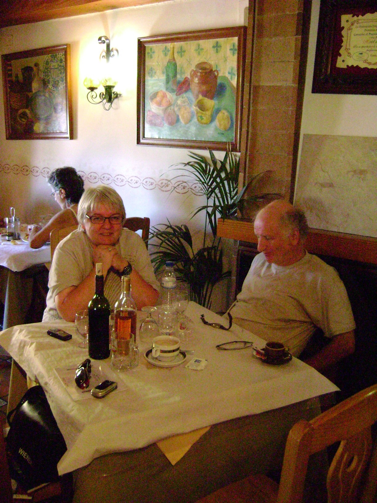 Eva und Peter Kreisky sitzen an einem Tisch in einem Restaurant in Vilafamés, Spanien.