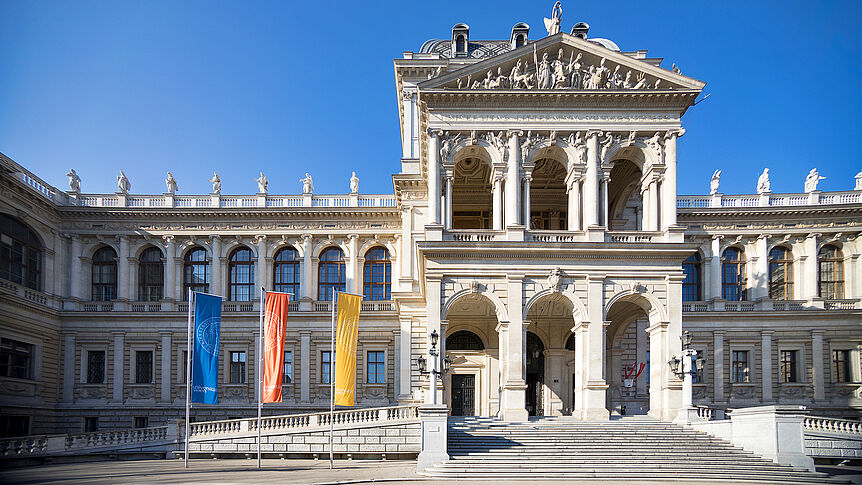 Frontale des Hauptgebäudes der Universität Wien